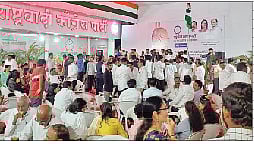 वर्धापन दिनानिमित्त आयोजित चहापान कार्यक्रमाला राष्ट्रवादी शहर कार्यालयात कार्यकर्त्यांनी मोठ्या प्रमाणात गर्दी केली होती.