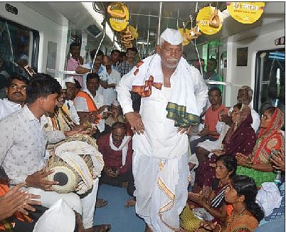 पालखीसोबत मुक्कामी असलेल्या वारकर्‍यांनी गरवारे मेट्रो स्टेशन ते वनाजपर्यंत टाळ आणि मृदंगाच्या गजरात विठुनामाचा जयघोष करीत मेट्रोची सफर केली.
