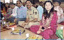 वारकर्‍यांसाठी खुद्द पोलिस आयुक्त बनले ‘सेवेकरी’ सहकुटुंब