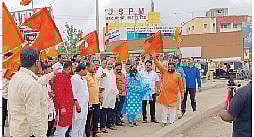 कात्रज चौकात शिवसेनेच्या कार्यकर्त्यांनी निदर्शने केली.