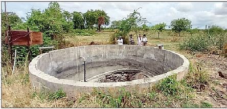 उंडवडी सुपे येथे आरोग्य विभागाकडून गावातील विहिरी व जलसाठे तपासण्यात आले.