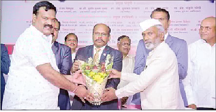 मांजरी बुद्रुक येथे कायदेविषयक जनजागृती अभियानांतर्गत मार्गदर्शन शिबिराचे आयोजन करण्यात आले होते. या वेळी न्यायाधीश संजय देशमुख यांचा सत्कार करण्यात आला.