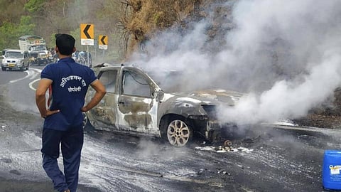 बोनेटमधून धूर निघू लागला आणि क्षणार्धात गाडीनं पेट घेतला; जुन्या मुंबई-पुणे राष्ट्रीय महामार्गावरील घटना