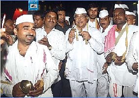 राजकीय भूकंपातही दादांचे विठ्ठल विठ्ठल