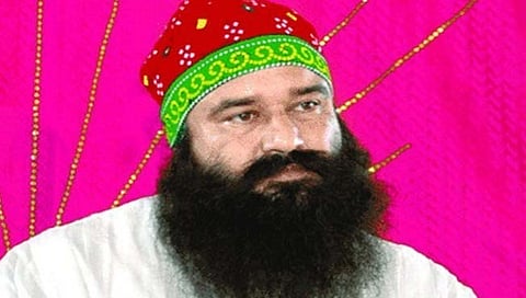 डेरा सच्चा सौदा प्रमुख गुरमीत राम रहीम एक महिन्यासाठी तुरुंगातून सुटला