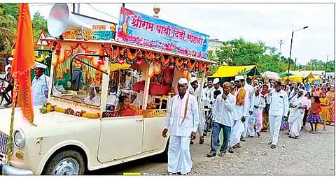टाकळीभान : येथील श्री साईबाबा मंदिर व श्रीराम मंदिरातून जाणार्‍या दोन पालखी दिंड्यांचे पंढरपूरकडे प्रस्थान झाले. (छाया : विजय देवळालकर)