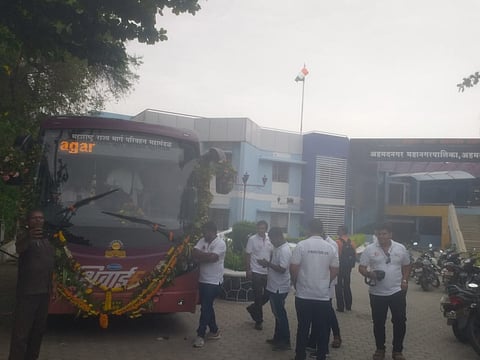 पहिल्या ई-एसटी बसचे नगरमध्ये जंगी स्वागत