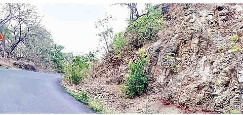 गोळेवाडीजवळील घाट रस्ता.