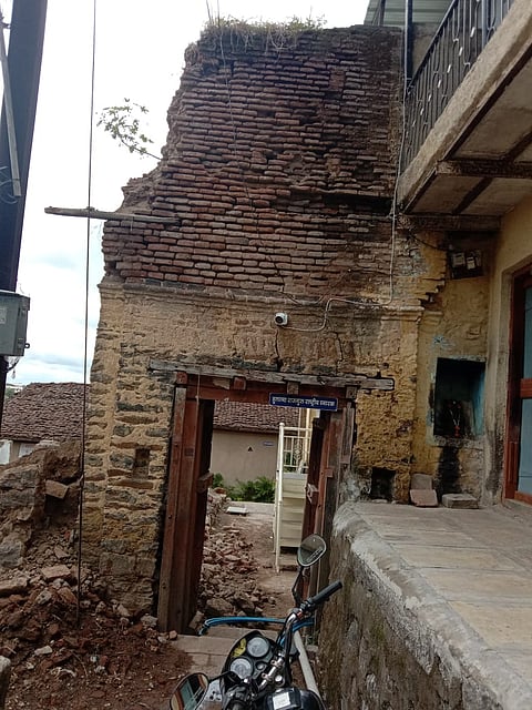 राजगुरुनगर (ता. खेड) येथील हुतात्मा राजगुरू वाड्याच्या प्रवेशद्वाराची सोमवारी मोठ्या प्रमाणात पडझड झाली.