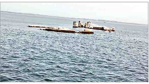 उजनी धरण वजा पातळीत गेल्याने धरणाच्या पाण्यात बुडालेला चारशे वर्षांपूर्वीचा इनामदार बंधूंचा वाडा दिसू लागला आहे.