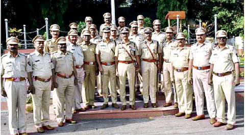 निवृत्तीच्या कार्यक्रम प्रसंगी पोलिस आयुक्त अमिताभ गुप्ता, अधिकारी तसेच निवृत्त अधिकारी आणि कर्मचारी.
