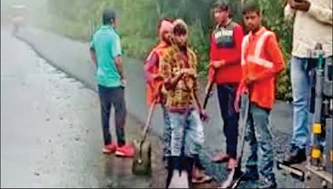 महाबळेश्वर : चक्क धो धो पावसात डांबरीकरण