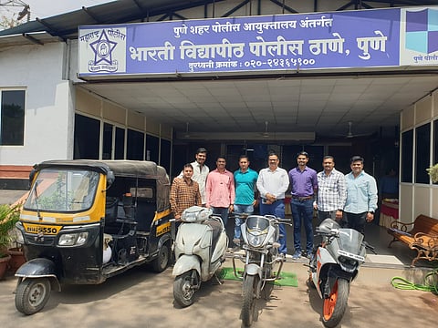 जप्त करण्यात आलेल्या वाहनांसह पोलिस अधिकारी