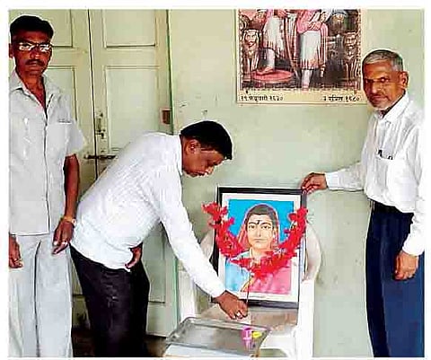 अंजनगावच्या शाळेत पुण्यश्लोक अहिल्यादेवी होळकर जयंतीला सावित्रीबाई फुले यांच्या प्रतिमेचे पूजन करण्याचा प्रकार घडला.