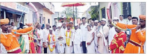 पाथर्डी : सावता महाराज दिंडीच्या प्रस्थानाप्रसंगी प्रमुख आयोजक सुडके महाराजांचा सत्कार करताना नगरसेवक रमेश गोरे, सुरेखा गोरे, महंत माधवबाबा, सुभाष बोरुडे, नगरसेवक महेश बोरुडे, उमेश तुपे आदी.