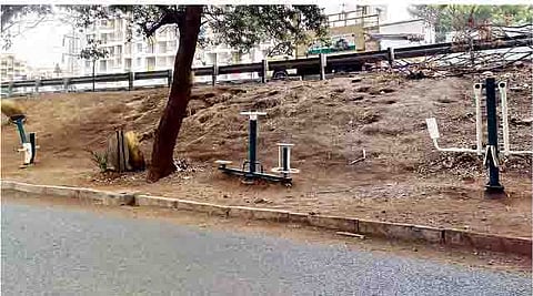 सेवा रस्त्यालगतच्या सेल्फी पॉईंट उद्यानाची झालेली दुरवस्था.