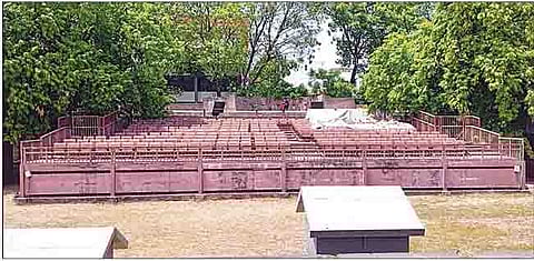 शनिवारवाड्यातील साउंड अँड लाईट शो यंत्रणा धूळ खात पडून आहे.