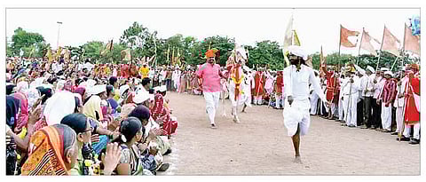 संत सोपानकाका पालखी सोहळ्यातील पहिले रिंगण काकडे महाविद्यालयाच्या प्रांगणात उत्साहात पार पडले.