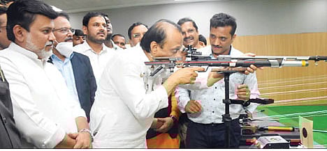 क्रीडा संकुलामध्ये शूटिंग रेंजची पाहणी करून अजित पवार यांनी अचूक नेम धरला.