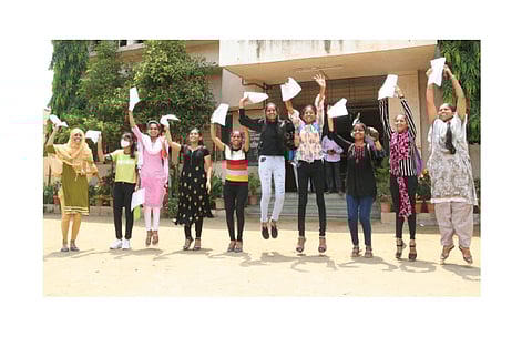 निकाल जाहीर झाल्यानंतर जल्लोष करताना मुली.