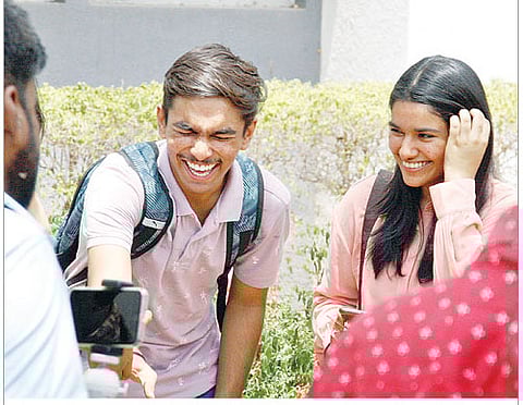 निकाल जाहीर झाला... आणि विद्यार्थ्यांचे चेहरे खुलले.