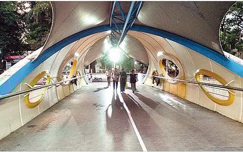 चिंचवड ग्रेड सेपरेटरवरील पादचारी पुलाची रंगरंगोटी करून बसविण्यात आलेले विद्युत दिवे.