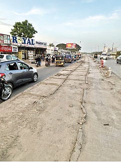 संगमवाडी रस्त्यावर वारकर्‍यांचा मार्ग खडतर