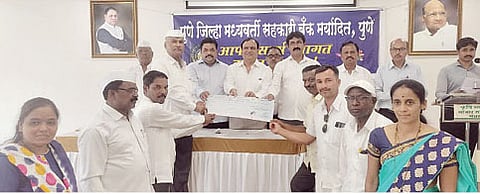 चांडोली खुर्द (ता. आंबेगाव) येथील जिल्हा परिषद प्राथमिक शाळेला पंचवीस हजार रुपयांचा धनादेश देताना मान्यवर.