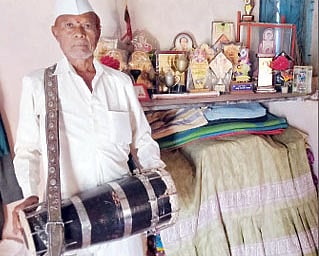…मात्र मानधन मिळविण्याच्या लढाईत हरलो; ढोलकीपटू पमाजी पंचरास धामणीकर यांनी व्यक्त केली खंत