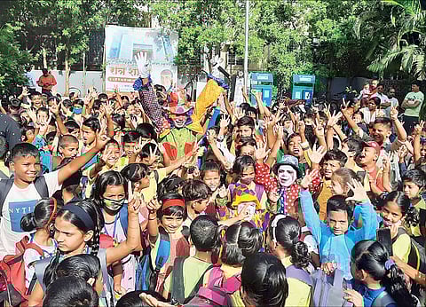 शाळांमध्ये विद्यार्थ्यांचे हर्षोल्हासात स्वागत; शाळा पुन्हा गजबजल्या