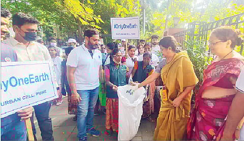 ‘पुणे प्लॉगेथॉन’मध्ये सहभागी होऊन कचरा संकलित करताना खा. अ‍ॅड. वंदना चव्हाण यांच्यासह नागरिक.
