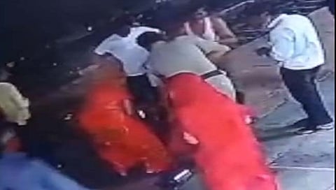 Viral Video UP : काळ आला होता; पण ‘त्‍याने’ देवदूत होवून मृत्‍यूच्‍या दाढेतून केली महिलेची सुटका