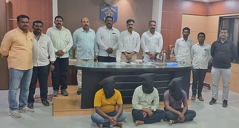 फोटो ओळी - पिस्तूल दाखवून अपहरण करत खंडणी मागणाऱ्या तिघांना अटक केल्यानंतर त्यांच्या समवेत नगरच्या स्थानिक गुन्हे शाखेचे पथक.