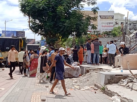 अतिक्रमण विरोधी कारवाई नंतर तुटलेल्या दुकाना पुढे खरेदीसाठी वाकडकरांची रिघ