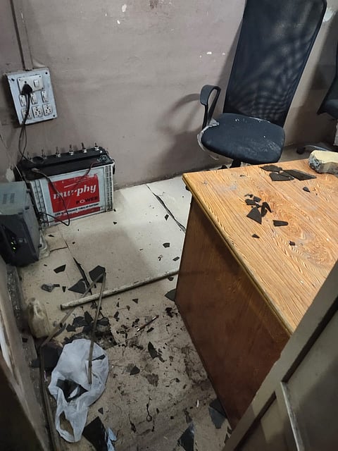 अरे बापरे…! चक्क पोलिस चौकीवर दगडफेक करीत केला वार !