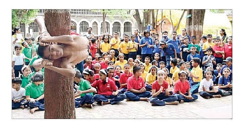 पुणे : झाडाला चक्रासन घालणार्‍या बालयोग्याने दिले योगाचे धडे