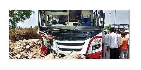 नगर : एसटी बस-टेम्पो अपघातात चालकाचा मृत्यू
