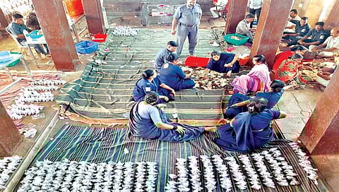 कोल्हापूर : अंबाबाई मंदिरात सुरू असलेली दानपेटीतील रकमेची मोजणी. 