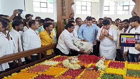 गोपीनाथ मुंडे स्मृतीदिन : धनंजय मुंडे गोपीनाथ गडावर नतमस्तक