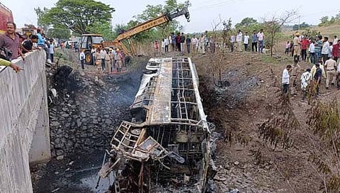 कर्नाटक : हैदराबादच्या खासगी बसला गुलबर्ग्याजवळ अपघात; ९ प्रवाशांचा होरपळून मृत्‍यू, २० जखमी