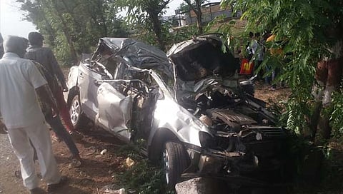 कंटेनरला धडक दिल्‍यानंतर झालेली कारची अवस्‍था.