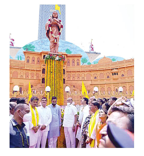 नेते शरद पवार, पालकमंत्री हसन मुश्रीफ, मंत्री दत्तात्रय भरणे, मंत्री धनंजय मुंडे, आमदार रोहित पवार, अक्षय शिंदे आदी. (छाया : दीपक देवमाने)