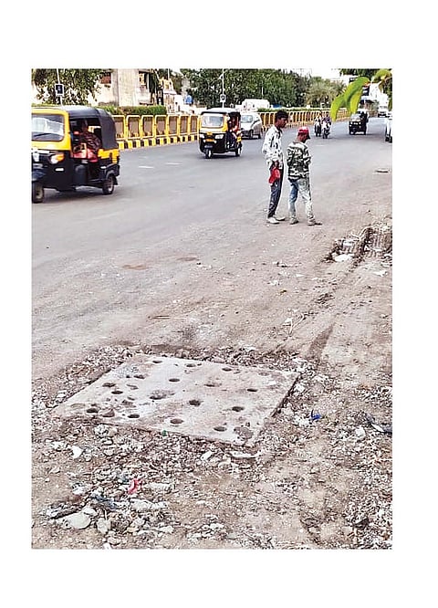 बीआरटी रस्त्यावरील चेंबरवर बसवले झाकण