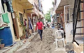 दापोडीतील काटे चाळीत चिखलमय रस्ता