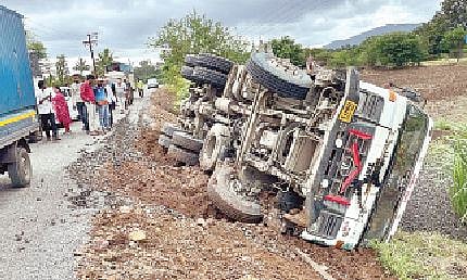 कामशेत : भराव खचल्याने डंपर उलटला