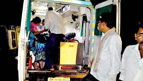 खेडनजीक मिनी बसच्या अपघातात 20 जण जखमी