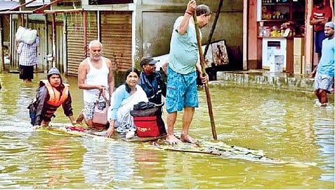 आसाममध्ये पूरस्थिती भयंकर झाली आहे. लाखो लोकांना स्थलांतर करावे लागत आहे. पुरातून सुटका करून घेण्यासाठी नागरिक प्रयत्नांची पराकाष्ठा करत आहेत. बजाली येथे केळीचा तराफा करून सुरक्षित ठिकाणी जाताना नागरिक.