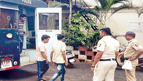 कणकवली न्यायालयातून आरोपींना पोलिस कोठडीत घेऊन जाताना वैभववाडी पोलिस. (छाया : मारुती कांबळे)