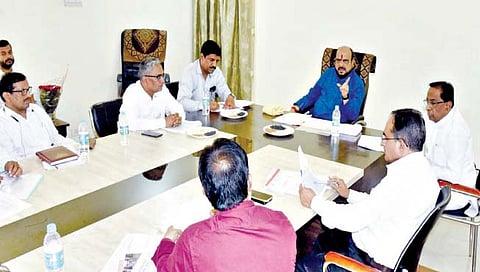 सांगली ः शासकीय विश्रामगृह येथे नळपाणी पुरवठा योजनांबाबत आढावा बैठकीत बोलताना पाणीपुरवठा व स्वच्छतामंत्री गुलाबराव पाटील. 