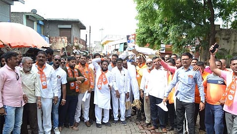 Gulabrao Patil : जळगावात गुलाबराव पाटील समर्थक आक्रमक; संजय राऊतांचा प्रतिकात्मक पुतळा जाळला